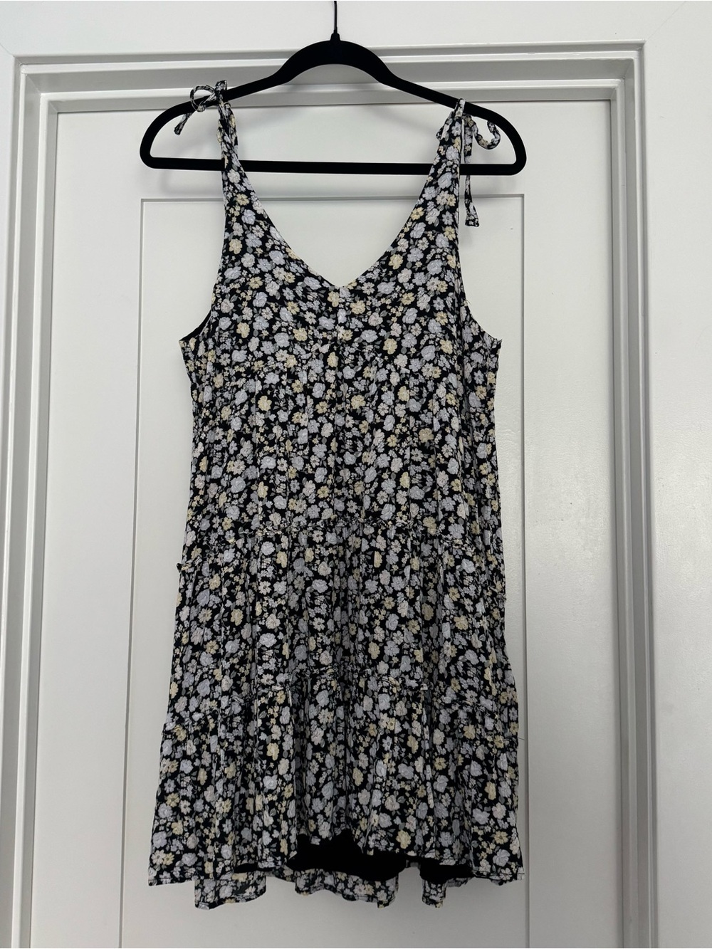 Hollister black floral V-Neck tie tank Sundress size small